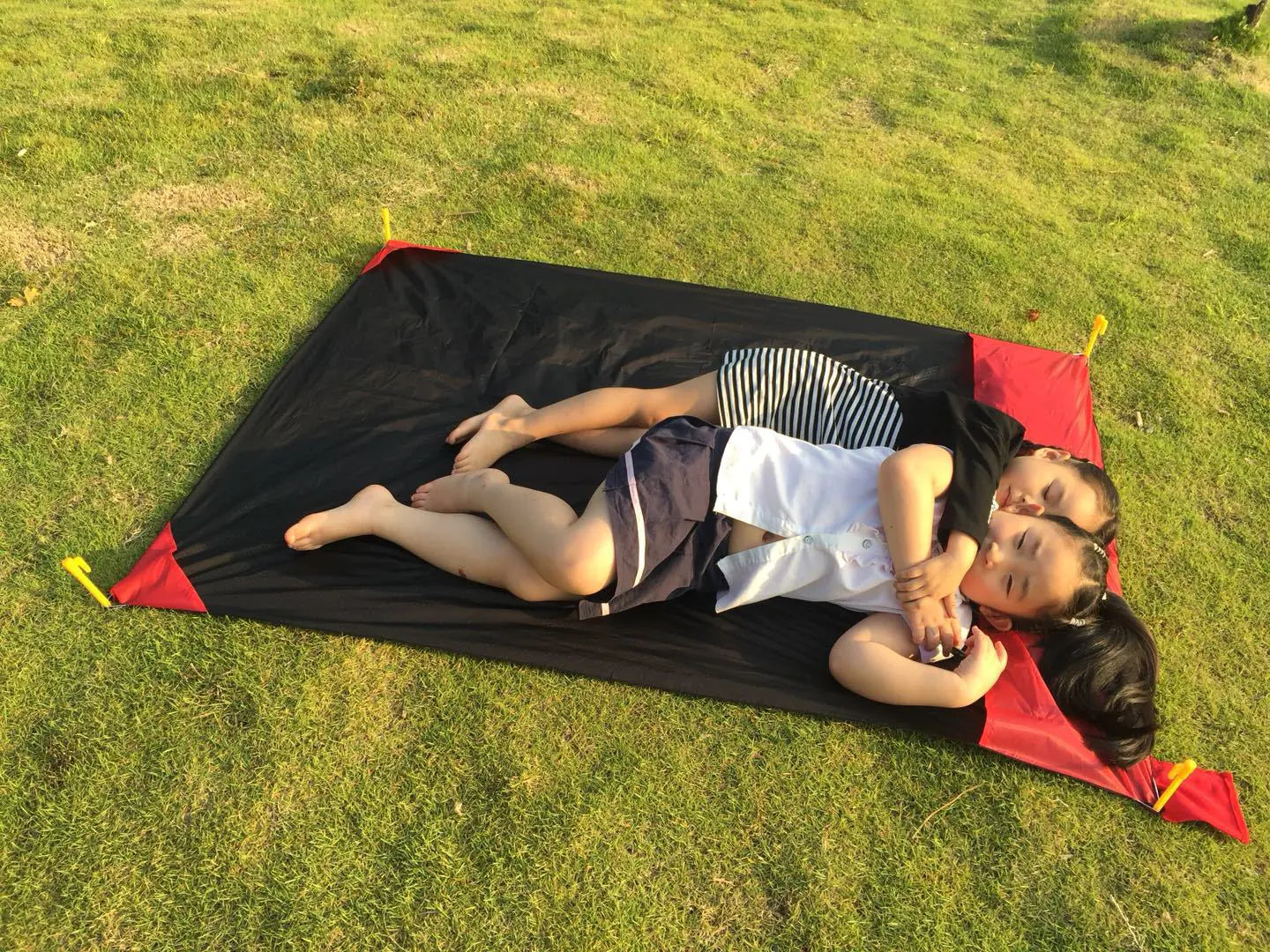 Innovative Waterproof Pocket Beach Picnic Mat