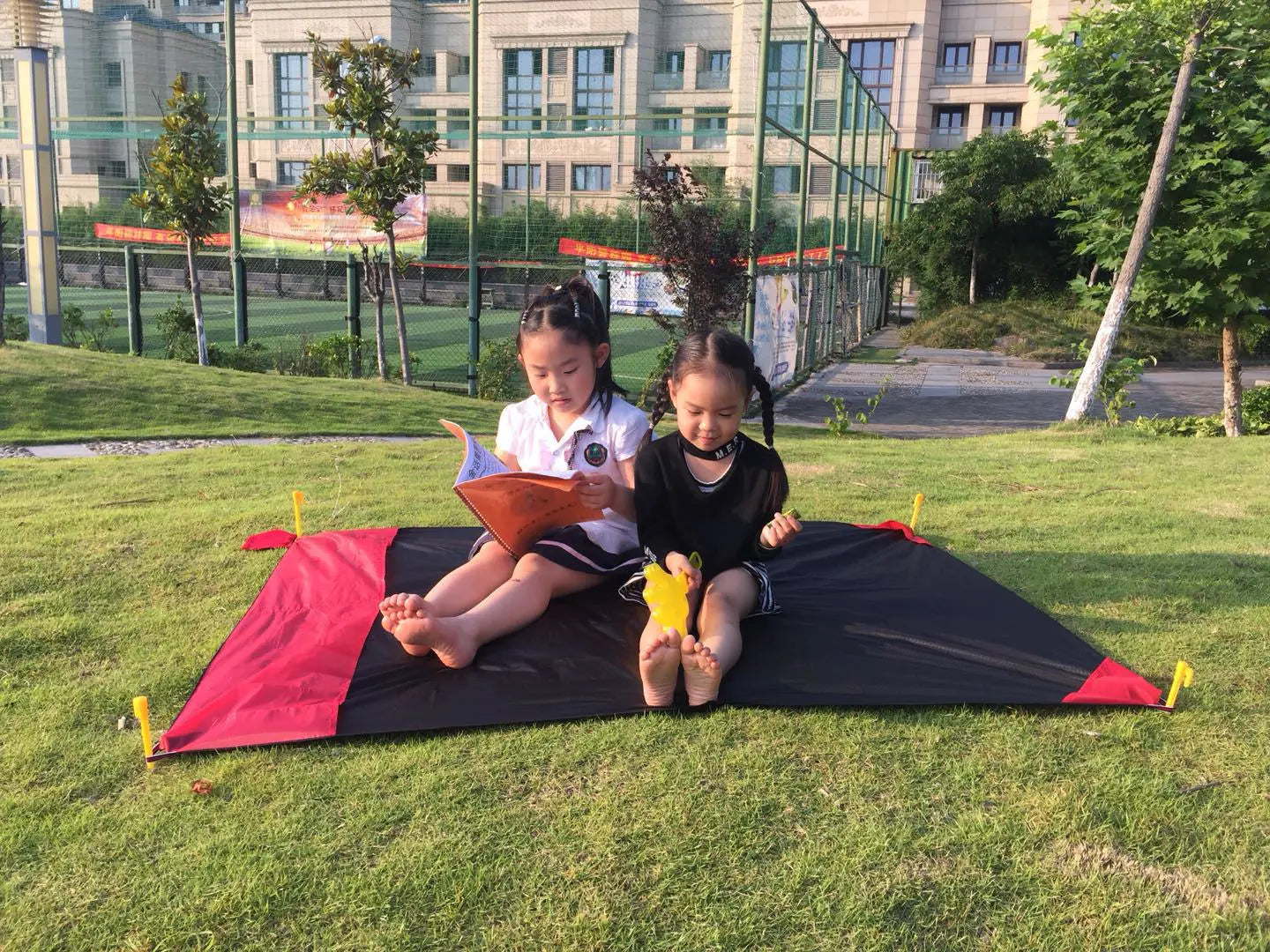 Innovative Waterproof Pocket Beach Picnic Mat